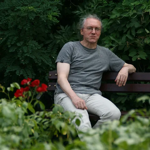 Lothar Rosengarten auf Parkbank sitzebd
