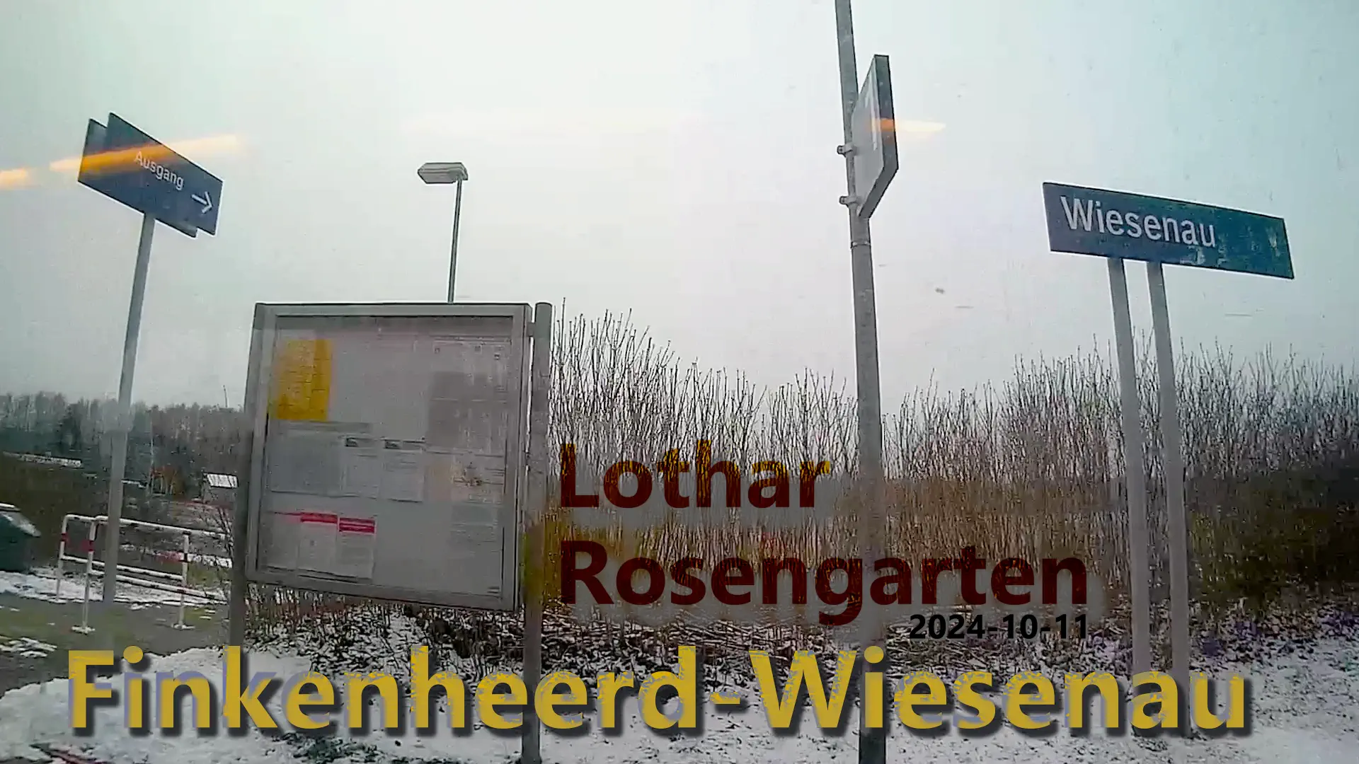 Ausgang, Anzeigetafel und Schild des Haltepunktes Wiesenau