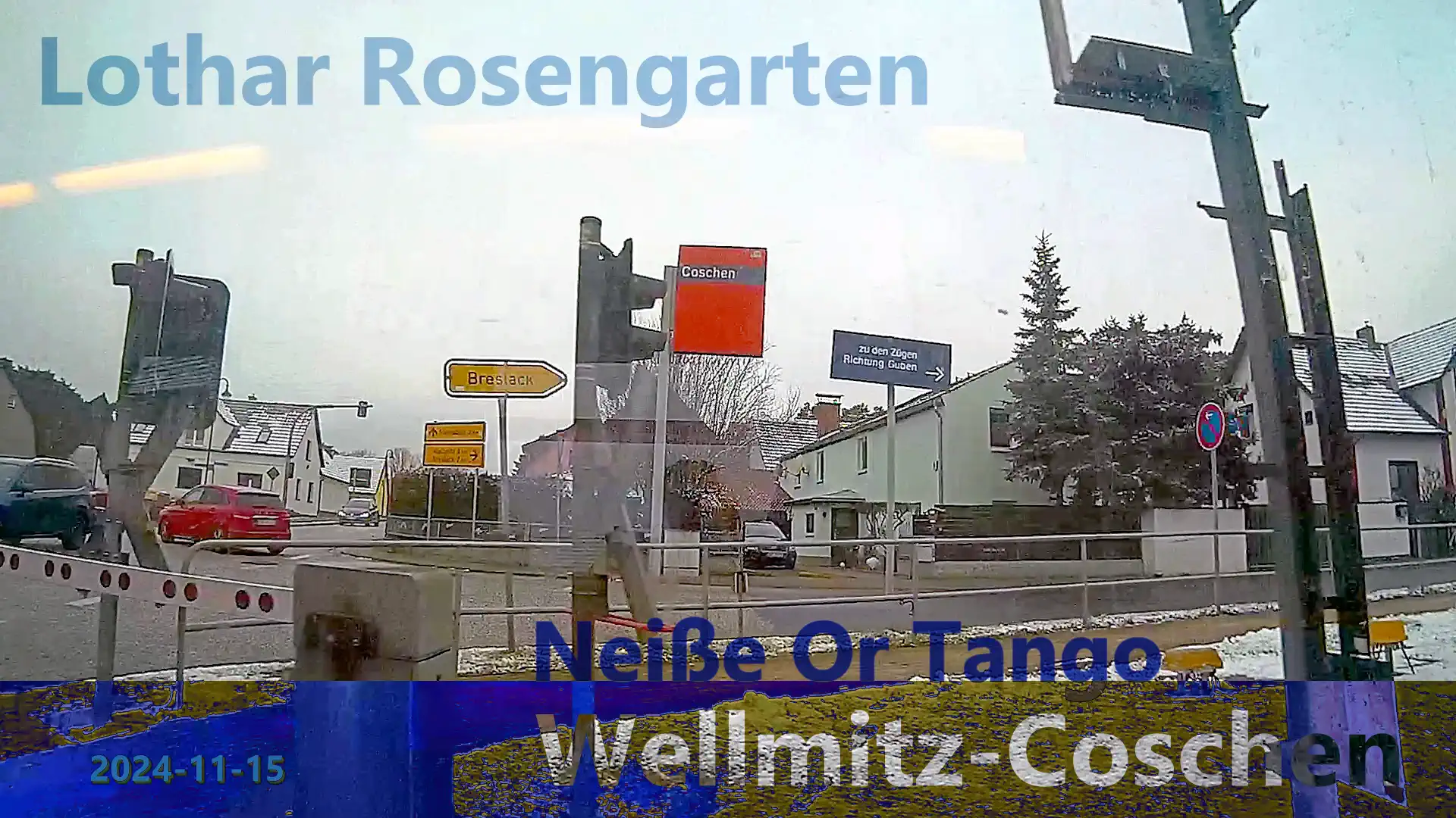 Kreuzung mit Bahnübergang in Coschen aus dem Zug gesehen