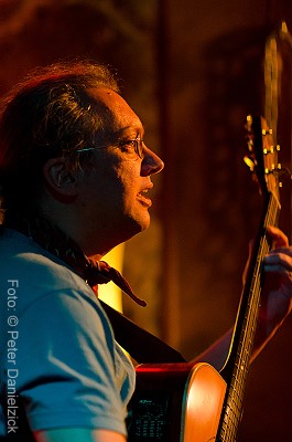 Lothar Rosengarten mit Gitarre beim Auftritt
