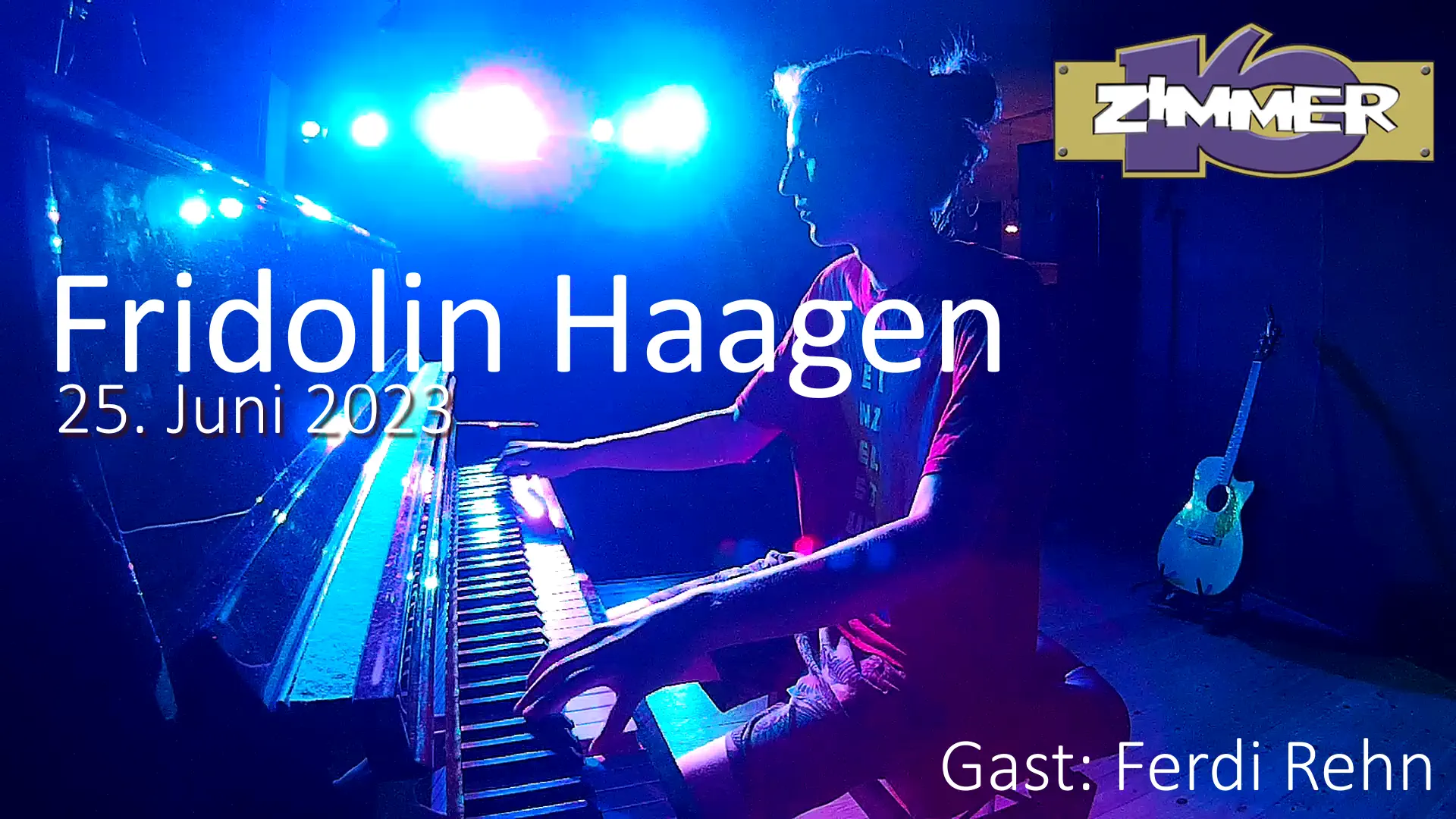 Fridolin Haagen am Klavier auf der Bühne des Zimmer 16