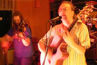 links Anja Hawlitzki geigend, rechts Lothar Rosengarten mit Gitarre am Mikrofon